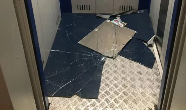 Зеркало в лифте. Разбито зеркало в лифте. Лифт с разбитым зеркалом. Разбитых зеркал в школе.