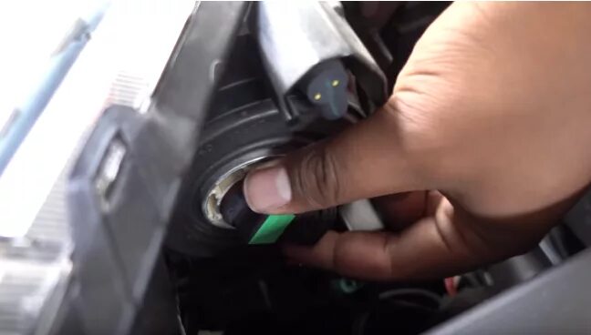 Replacing the low beam lamp Mazda 3 (BL) 2009 - 2013