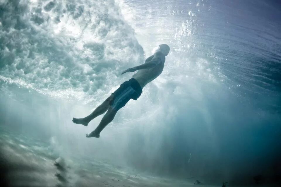Наслажденье погрузиться. Фотосессия в воде. Настоящий момент. Девушка в воде фотосессия. Человек под водой.