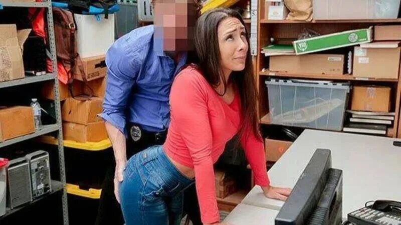 Продавщица Кристина предоставила заднюю дыру возбужденному сожителю