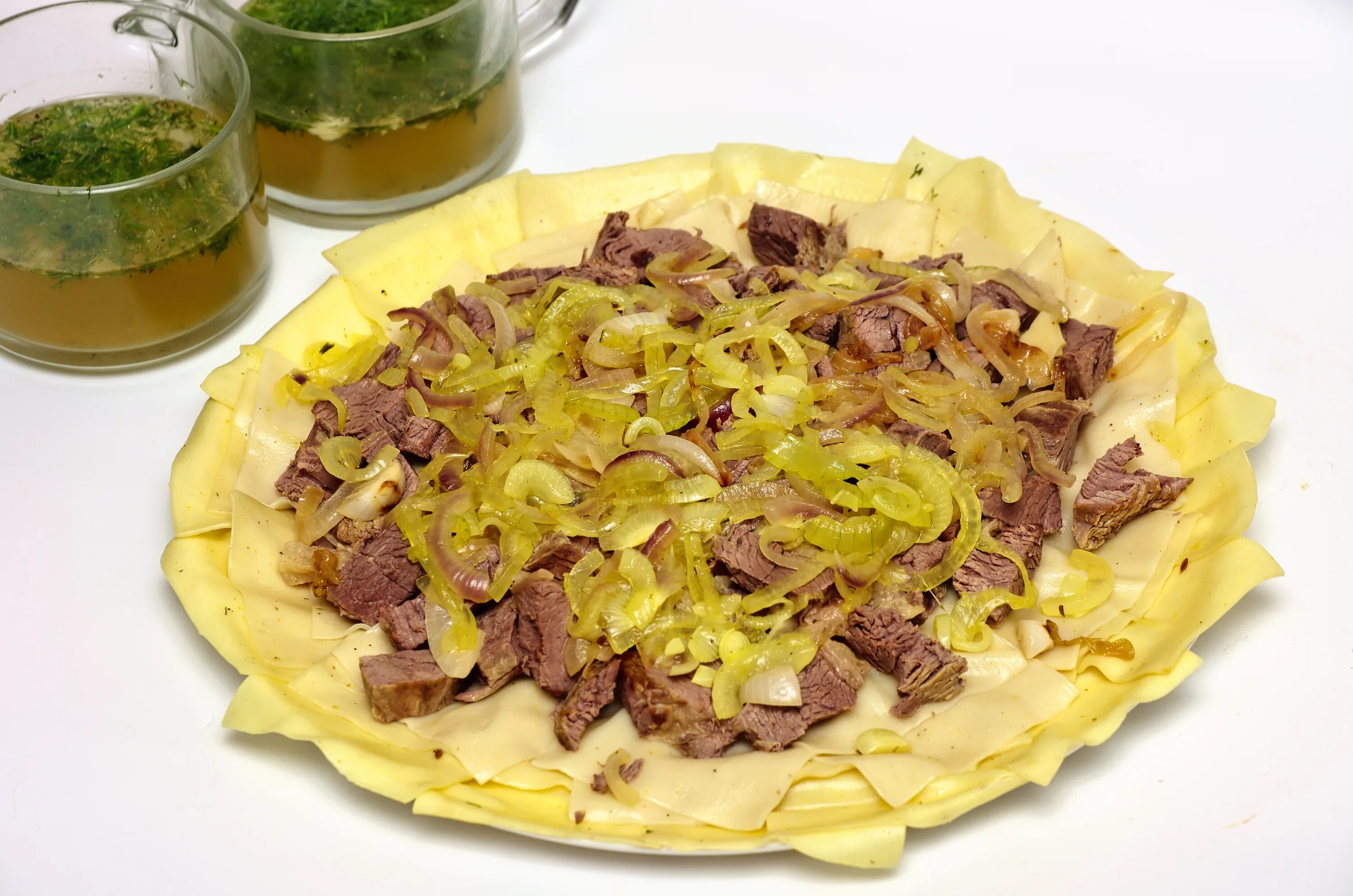 Фото бешбармака. Бешбармак с говядиной. Мясо для бешбармака. Фото бешбармак из говядины. Бешбармак квадратики.