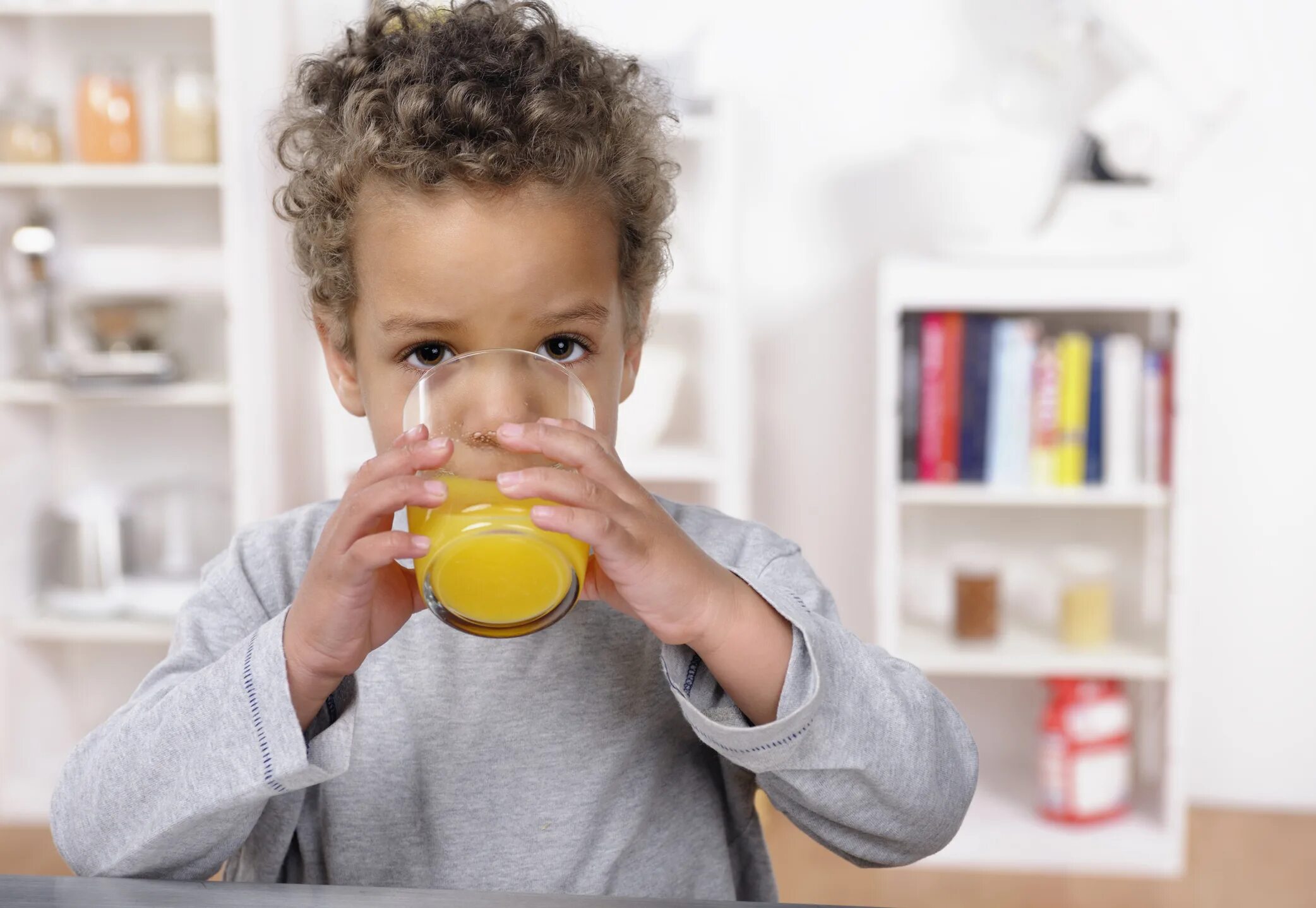 Ребенку 2 года много пьет. Ребенок пьет сок. Сок для детей. Мальчик с соком в руках.