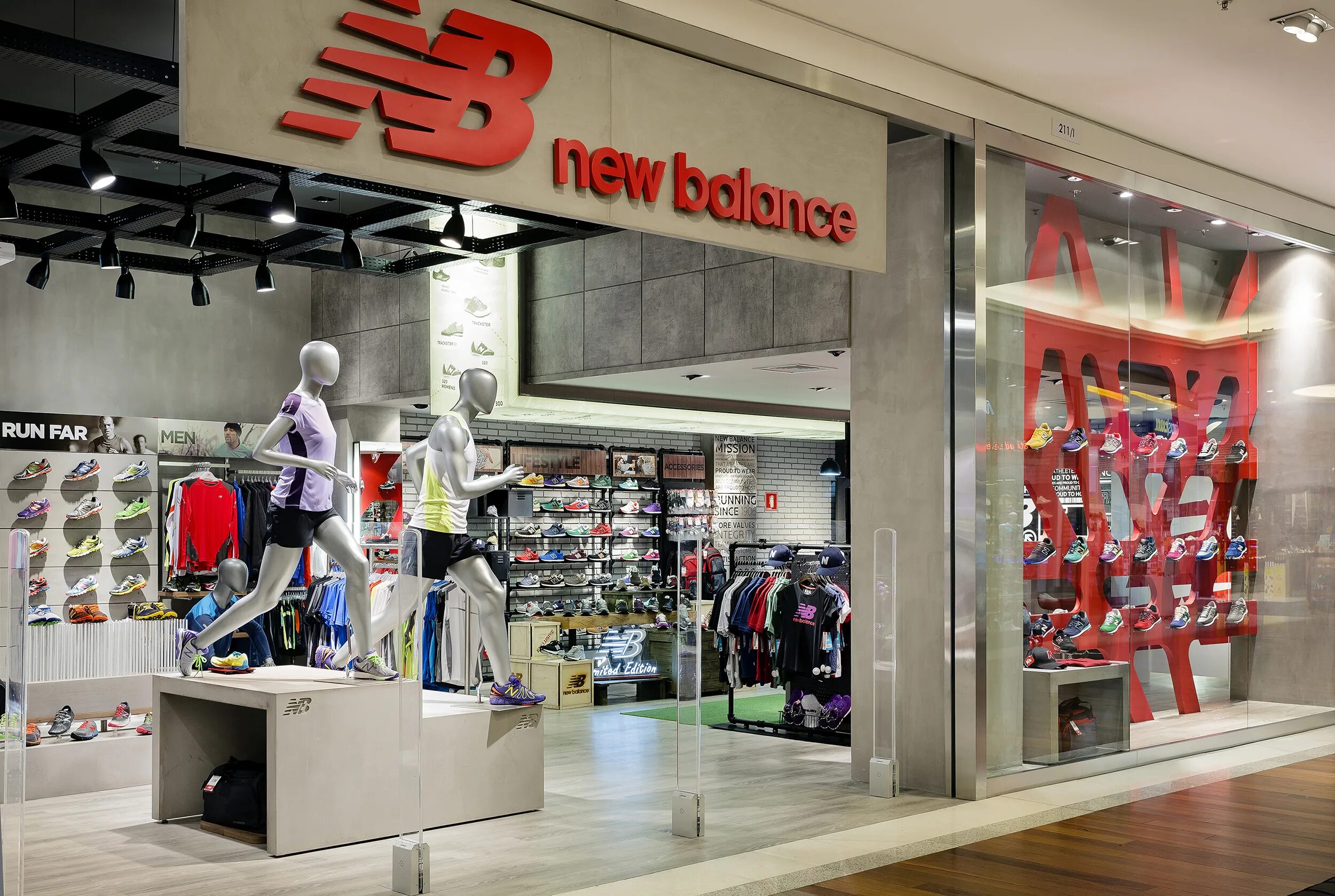 Shop all new. Нью бэланс витрина. Нью бэланс витрина магазина. New Balance Store. New Balance фото магазинов.