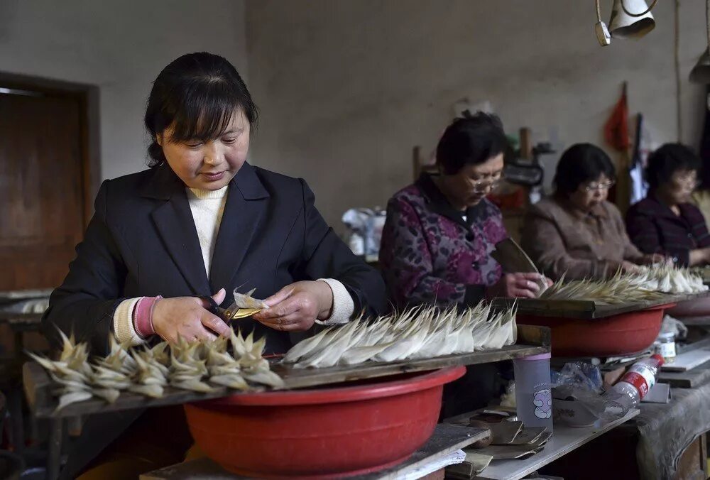 Повседневная жизнь китайцев. Жизнь в китае. Китай повседневная жизнь. Бедная китайская деревня. Китай местные жители.
