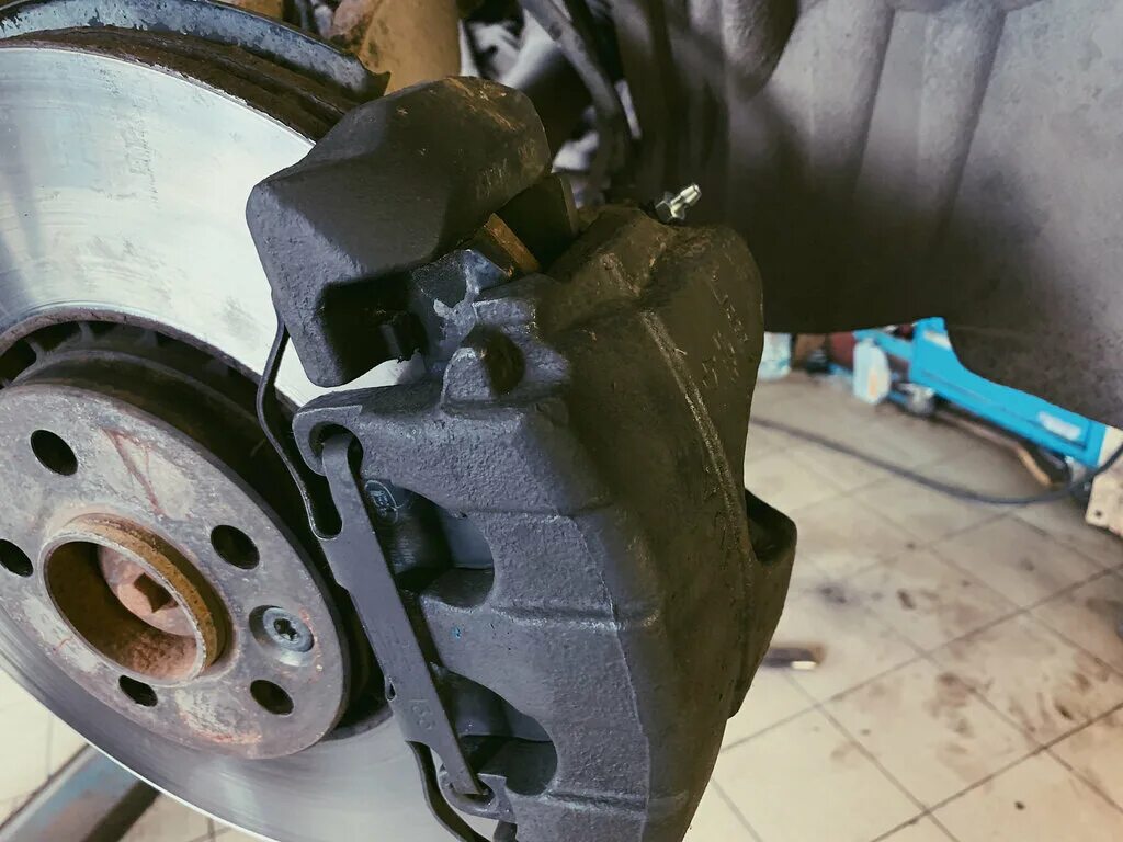 ремкомплект передних суппортов mitsubishi pajero sport 1. суппорт тормозной уаз. ремонт переднего суппорта. суппорта ate fn3 60. суппорт xc90.