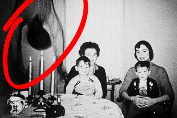 Не смог объяснить. Самые загадочные снимки. 10 самых загадочных фотографий. самые загадочные истории. загадочные фото которые нельзя объяснить.