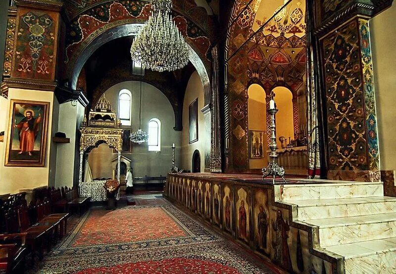 Внутри армянский
