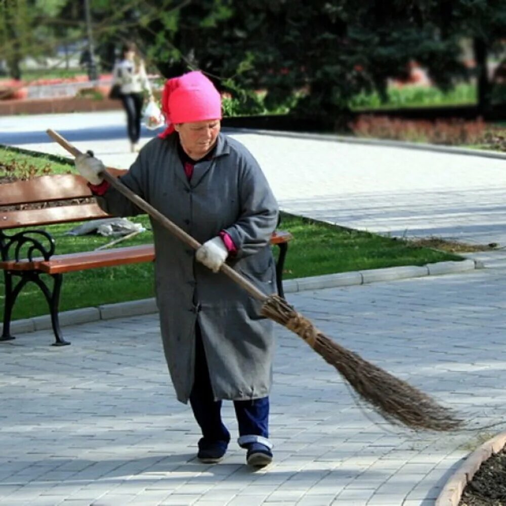 Женщина дворник. Веселый дворник. Дворник. Дворник с метлой. Уборка территории зимой.