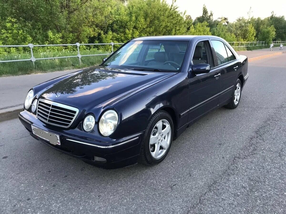 Мерседес е210 2001. Мерседес w210 седан. Мерседес 210 седан. W210 Мерседес 2001.