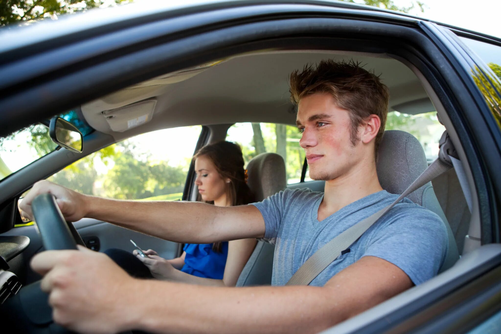 He likes to drive. Мужчина в машине. Подросток водит машину. Молодые люди в автомобиле. Машина для подростка.