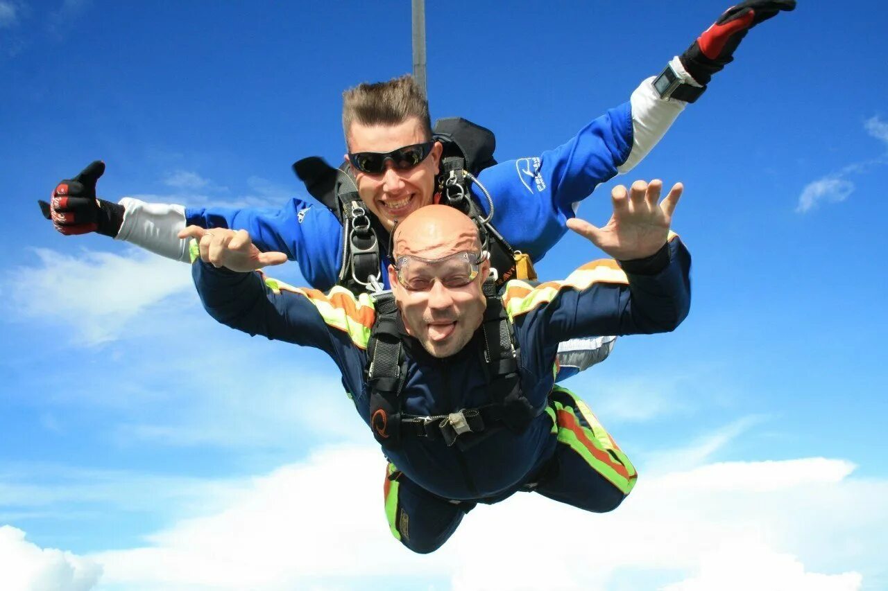 Инструктор боевых магов юри. Инструктор воздушных. Мужчина на парашюте. Инструктор воздушных. Досааф владимир прыжки с парашютом.