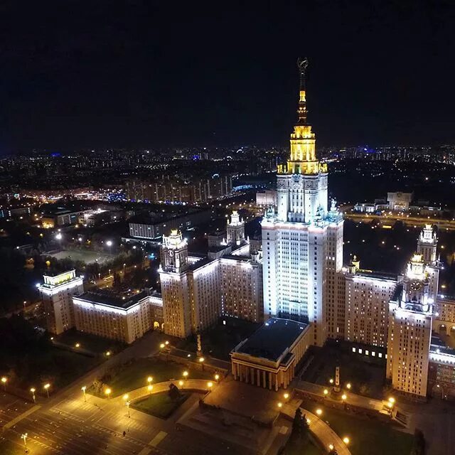 Мгу вечернее. Москва с высоты птичьего полета МГУ. Ночной МГУ Москва. Москва МГУ ночью. Здание МГУ ночью.