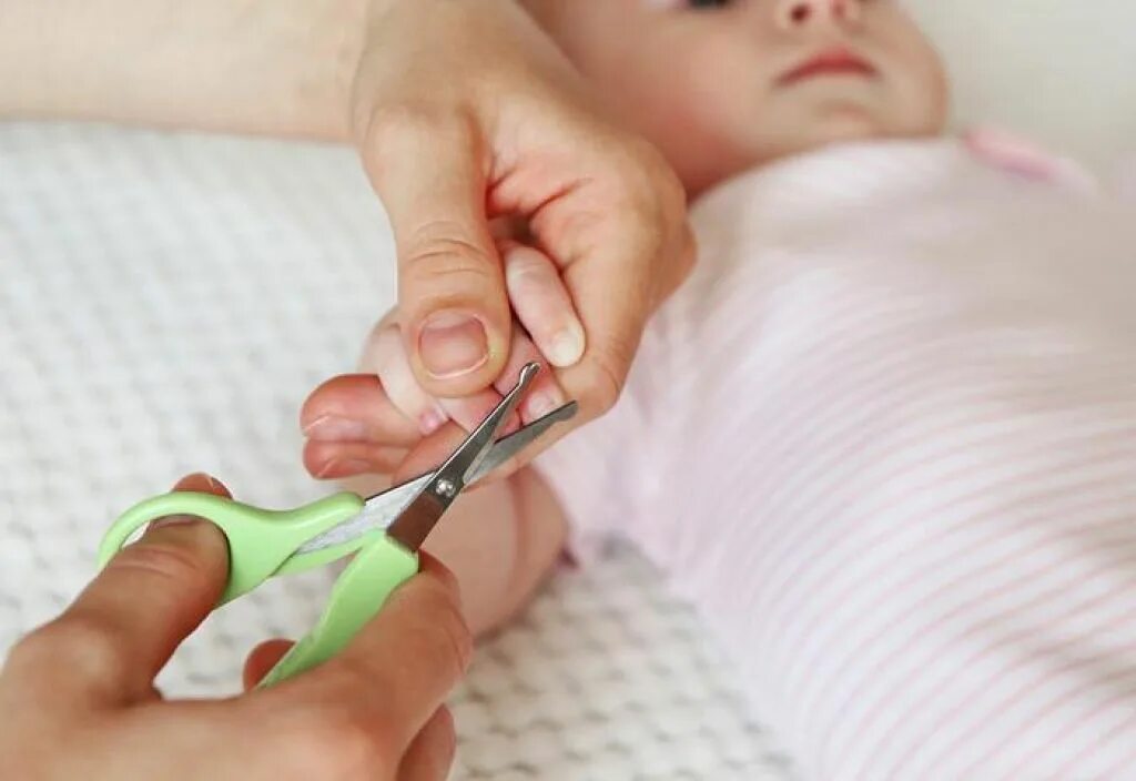 Как подстричь новорожденного. Подстригаем ногти малышу. Стрижка ногтей детям. Стрижка ногтей новорожденному. Подстричь ногти новорожденному.