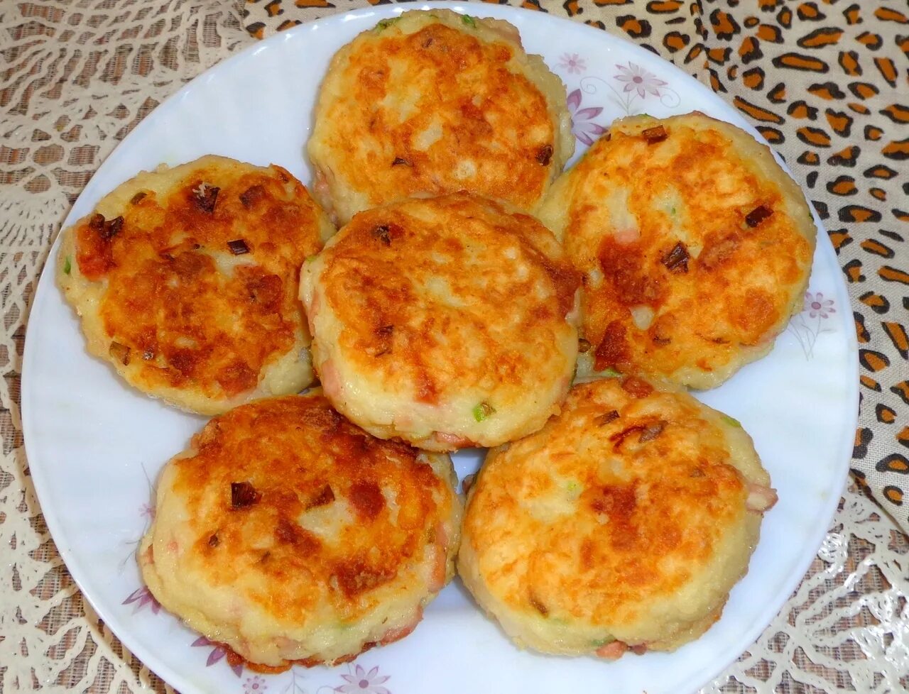 Котлеты с картошкой рецепты с фото. Картофельные котлеты. картофельные котлеты с колбасой и сыром. котлеты из вареного картофеля. картофельные котлеты с ветчиной и сыром.