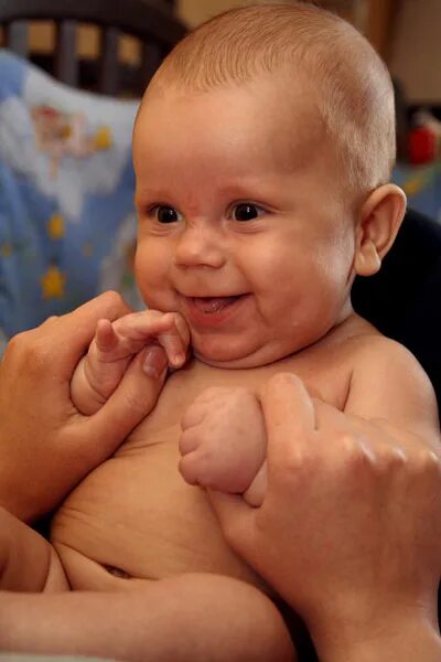 Лева 5 месяцев. 5 месяцев поздравляю. Открытка 5 лет. Лев поздравляет. Открытки с 5 месяцами девочке.