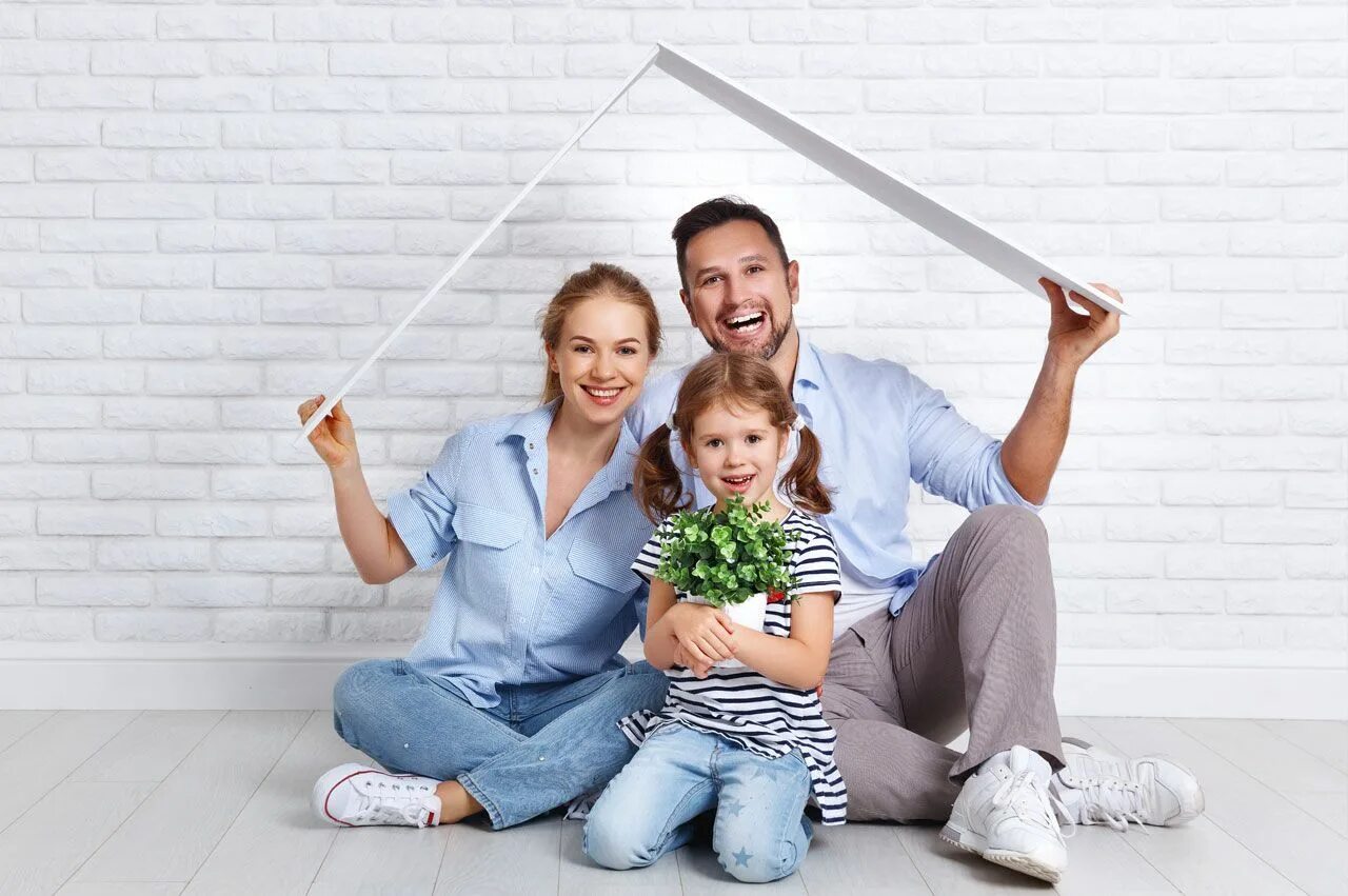 Семья в новой квартире. Семья жилье. Совместное имущество. Счастливая семья в квартире. Семья в квартире.