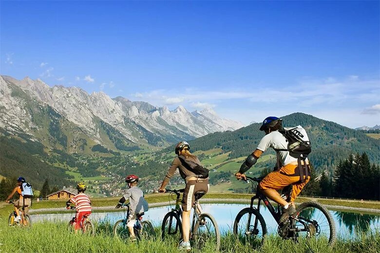 Здоровый образ жизни в семье. Зож путешествие. Студент на велосипеде. Прогулки на свежем воздухе. Зож путешествие.