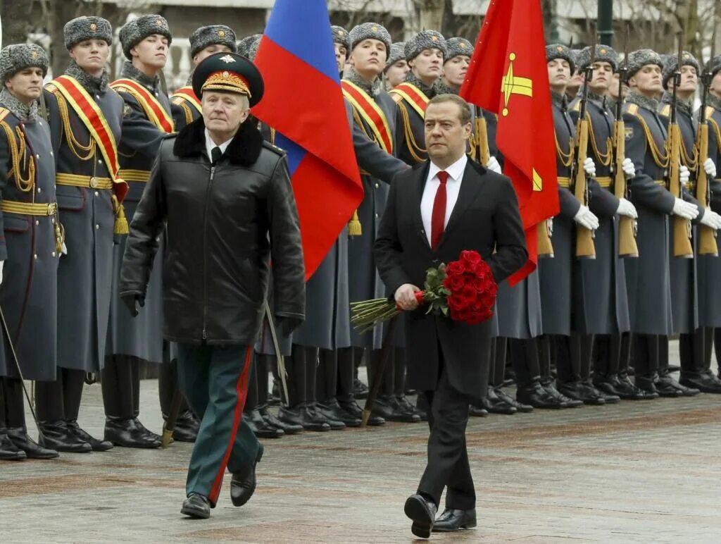 23 Февраля возложение венков к могиле неизвестного солдата. Возложение венков 23 февраля. Возложение венков к могиле неизвестного солдата 23 февраля 2022. Возношение цветов к могиле неизвестного солдата.