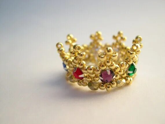 Кольцо из бисера корона. Кольцо из висела корона. Кольцо из бисера в виде короны. Маленькая корона.