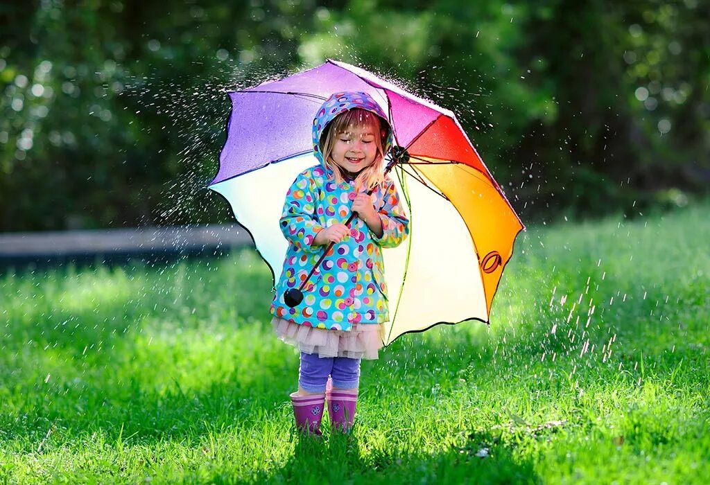 Игры в дождливую погоду. Зонтик для детей. Девочка с зонтиком. Девочка под зонтиком. Дети под зонтом.
