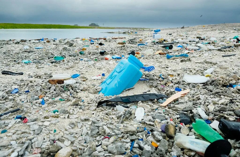 Cloud waste. Пластиковое загрязнение океана. Пластик в океане. Загрязнение воды пластиком. Пластик загрязняет океан.