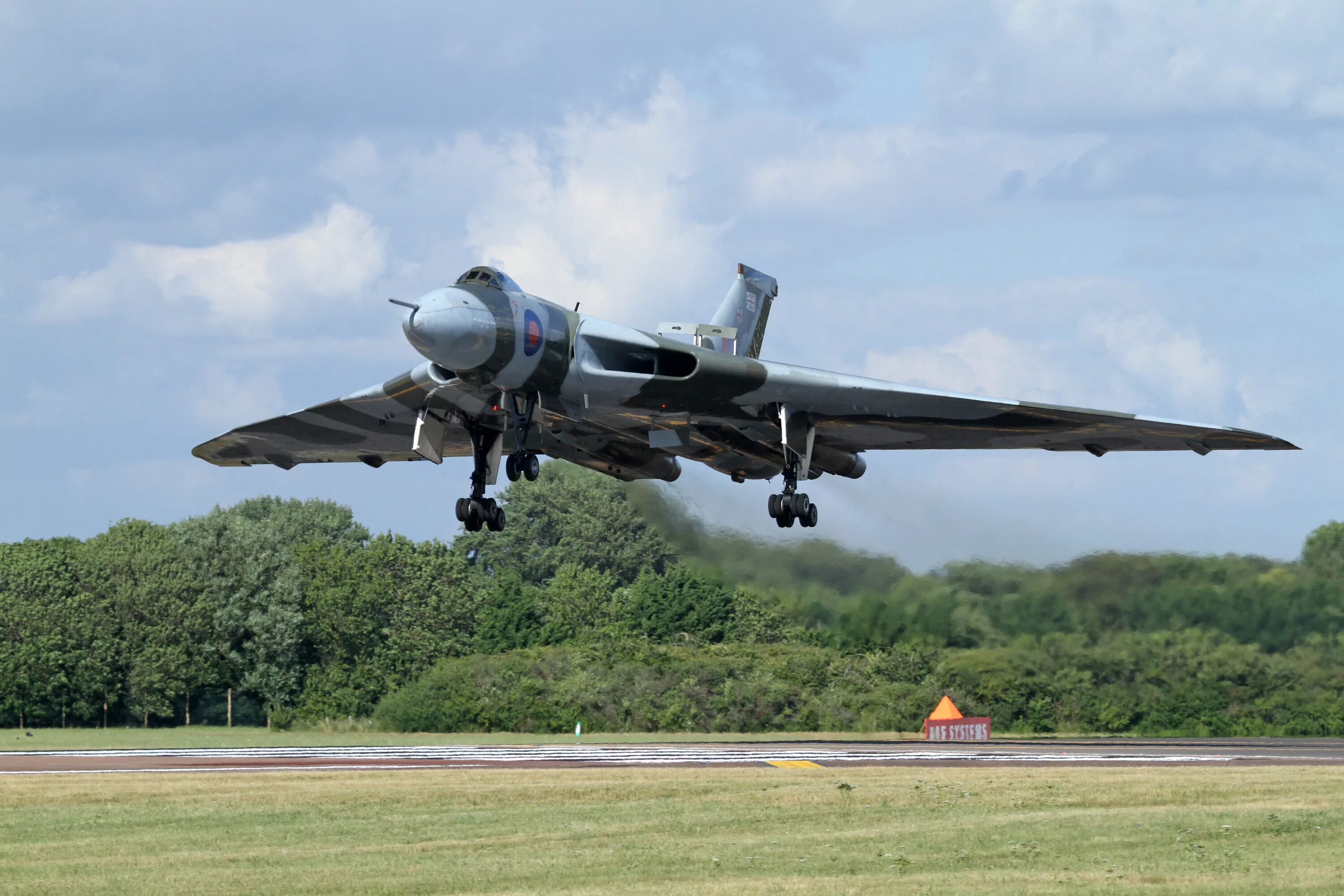 Avro vulcan b2. Бомбардировщик авро вулкан. Самолет вулкан. Бомбардировщик авро вулкан. Avro vulcan xh558.