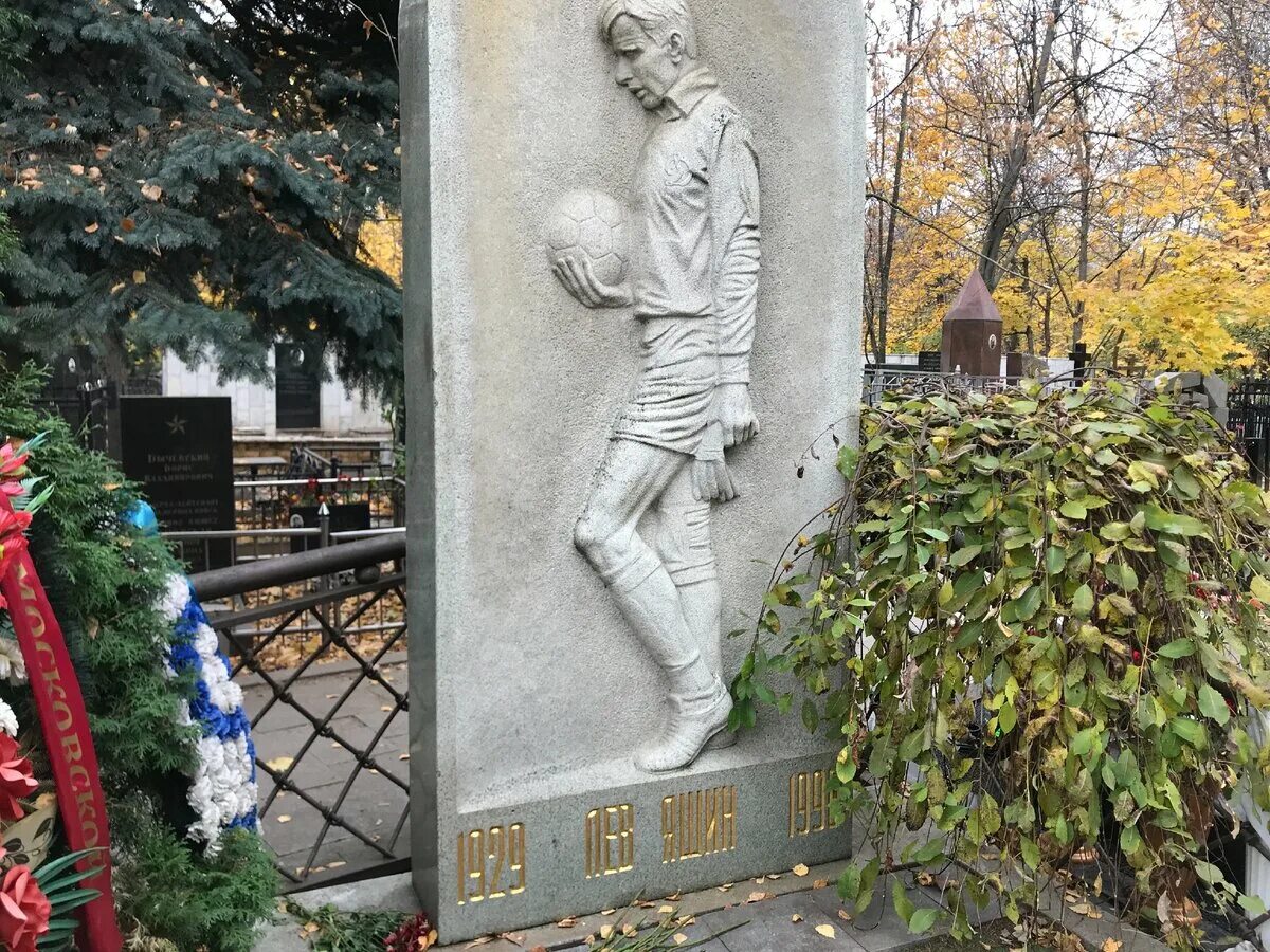 Памятник Лидии Черниковой на Ваганьковском кладбище. Москва ваганьковское кладбище метро