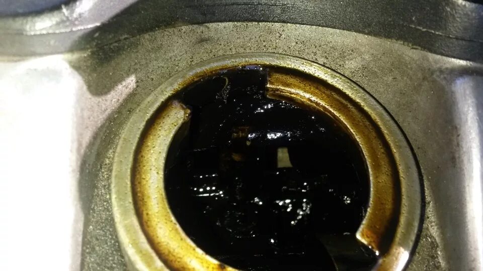 Щуп маслозаливной горловины на мотоцикл. Давит масло из заливной горловины. Течет горловина клапанной крышки. Резинка маслозаливной горловины captiva 2. Нива 2131 крышка заливной горловины масла.