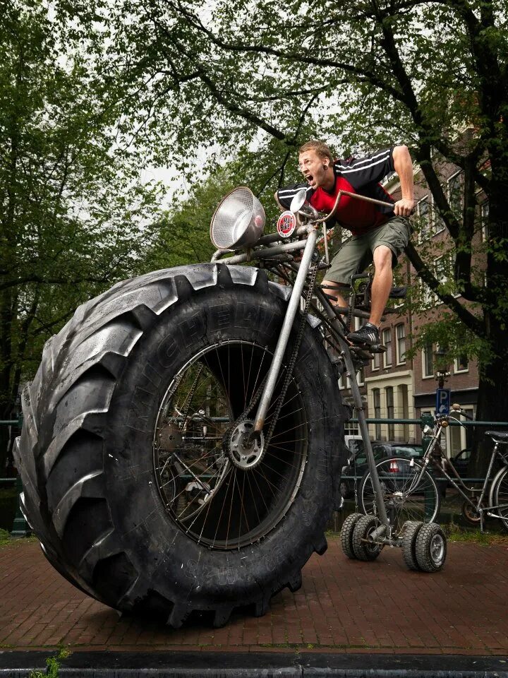 Самый сильный это великий. Крутой велосипед. Самые большие колеса. Велосипед с огромными колесами. Мопед на больших колесах.