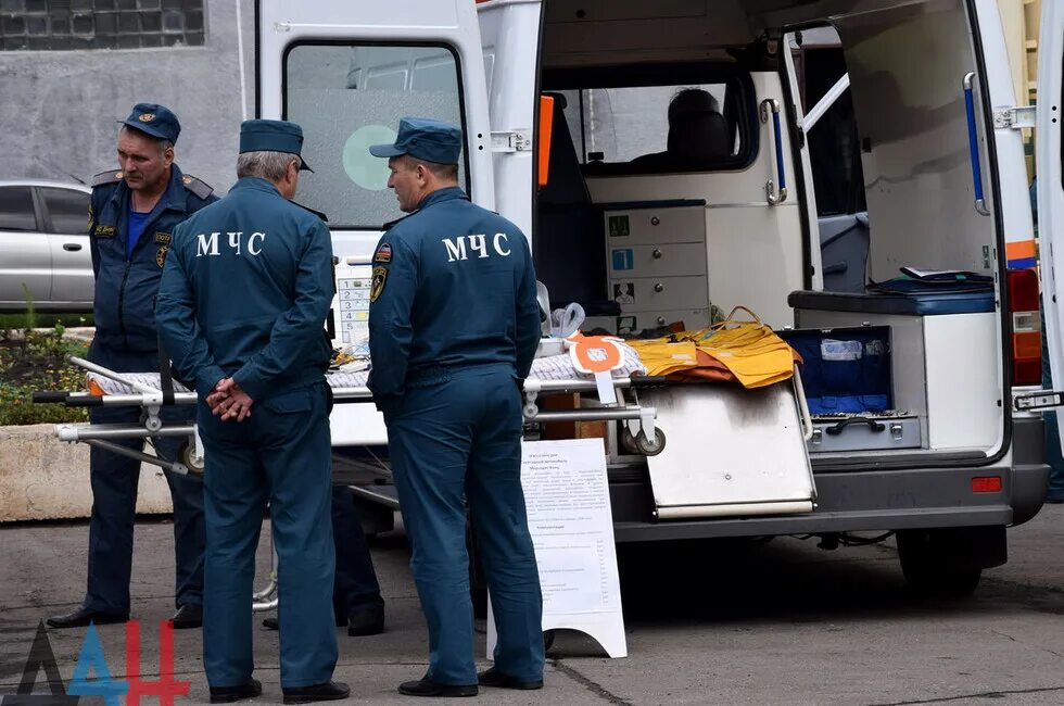 Доставить в донецк. Мчс донецк. спасатели донецк. мчс днр донецк. прощание с сотрудниками мчс в донецке.