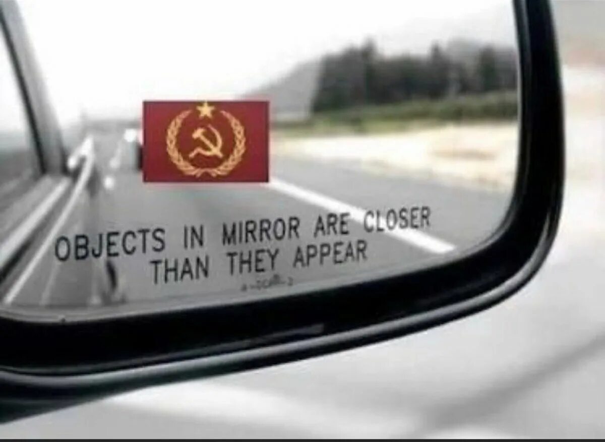 Objects in mirror are closer than they appear надпись. Objects in mirror are closer than they. Надпись на зеркале автомобиля. Objects in mirror. Objects in mirror are closer than they appear.