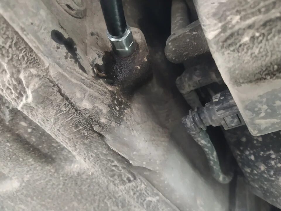 Трос ручника рено сценик 2. Тросик ручника рено логан. Магистраль ручника меган 2. Трос ручника рено меган. Замена троса ручника меган 2.