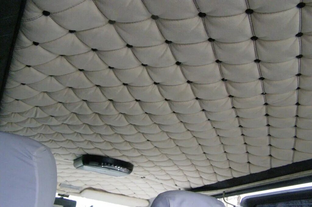 Материал для перетяжки потолка. Подшивка потолка автомобиля. Потолочная ткань ауди а5. Ткань для обтяжки крыши автомобиля. Потолок алькантара мерседес 124.