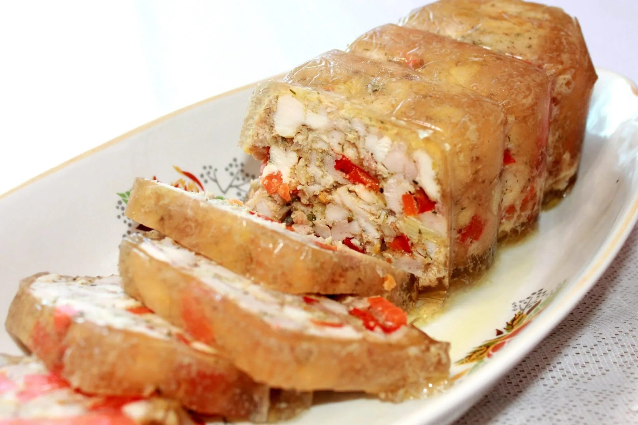 Филе в желе. Куриный рулет с болгарским перцем. мясной рулет в желе. заливной рулет из курицы. куриный рулет с желатином.