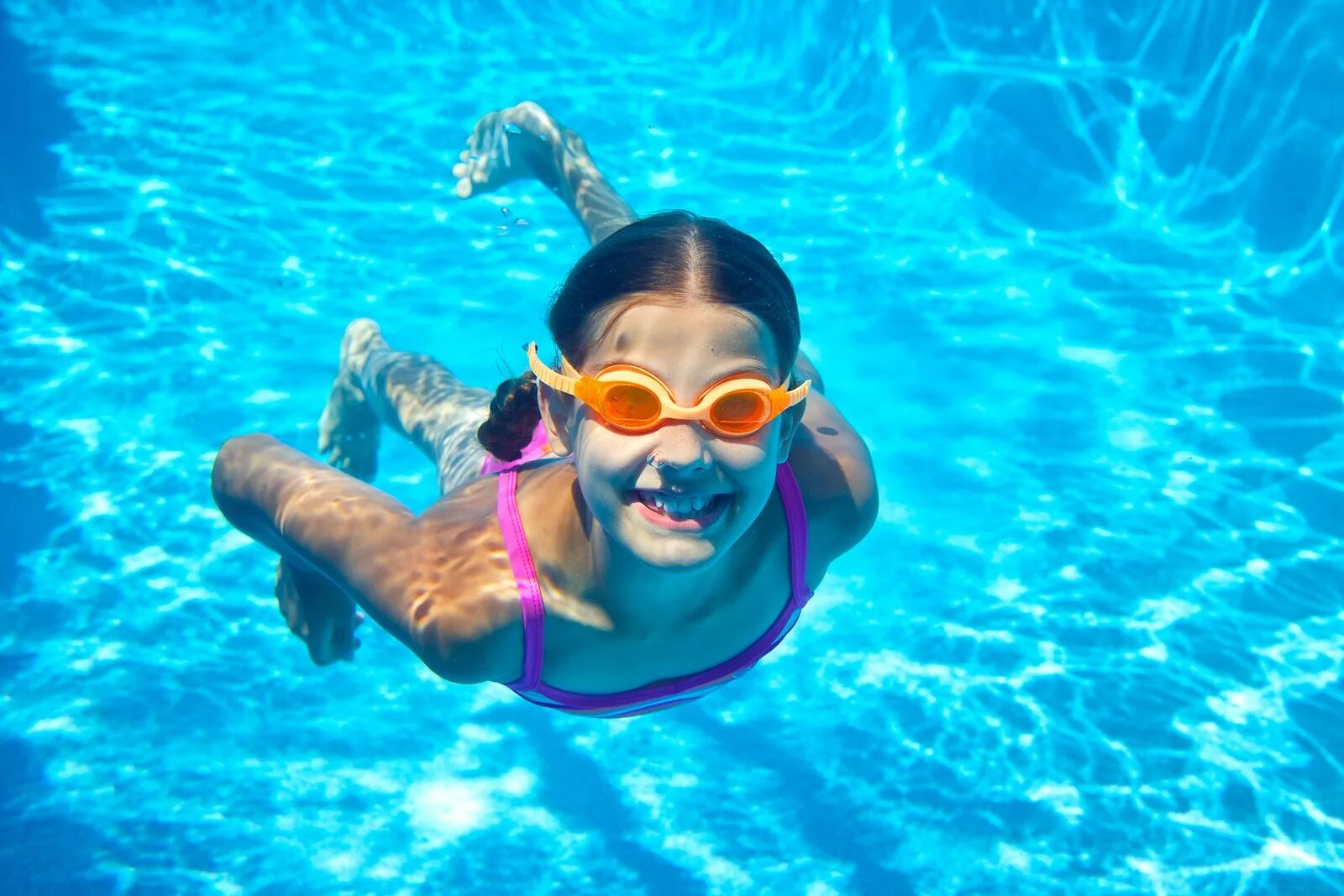 He swims very well. Девушка плавает в аквапарке. Девочки в аквапарке под водой. Девушка плывет в бассейне. Маленькие девочки в аквапарке.