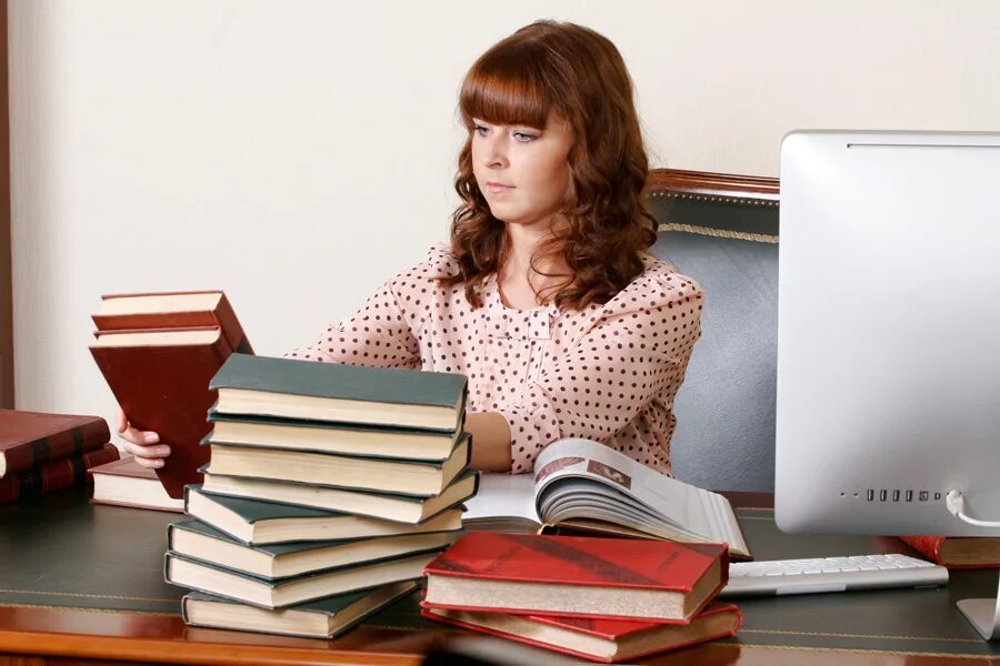 Преподаватель читать. Чтение с педагогом. Доска в вузе. Фотосессия в библиотеке. Ребенок чтение учитель.