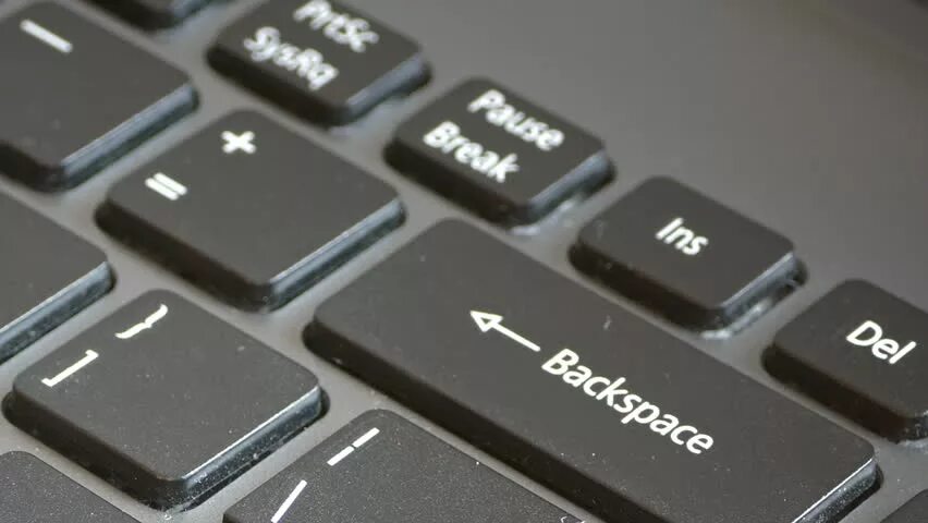 Компьютер backspace. Кнопка Backspace на клавиатуре. Что такое Backspace на клавиатуре компьютера. Клавиатура кнопка баксеейс. Клавиша бэкспейс на клавиатуре.