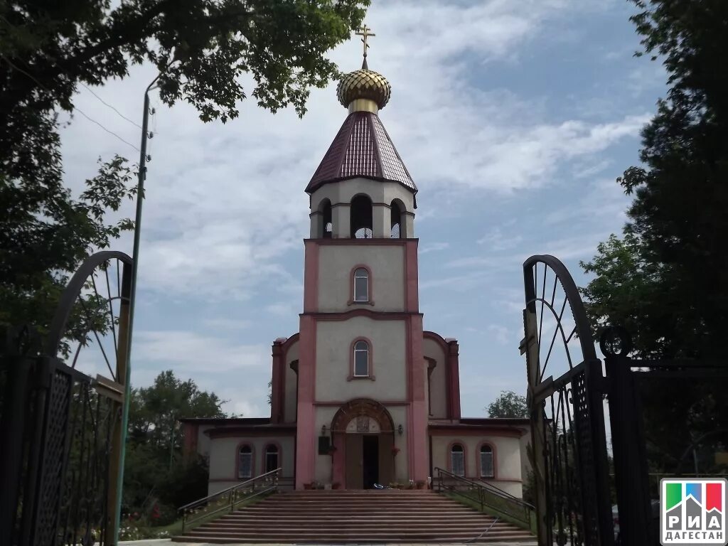 Кизляр улицы города. Храм Георгия Победоносца Кизляр. Кизлярский храм Кизляр Георгиевский храм. Соборный храм Георгия Победоносца Кизляр. Никольская Церковь Кизляр.