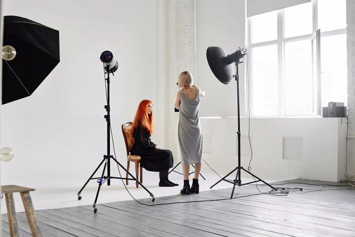 Работа в студии. Модель в фотостудии. белая студия для съемок. профессиональная съемка в студии. фотограф фотографирует девушку в студии.
