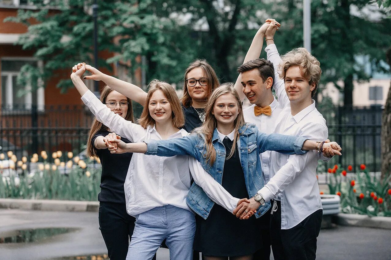 9 класс фото. Групповая фотосессия выпускников. Идеи для выпускного. Фотосессия выпускников 11 класса. Фотосессия старшеклассников.