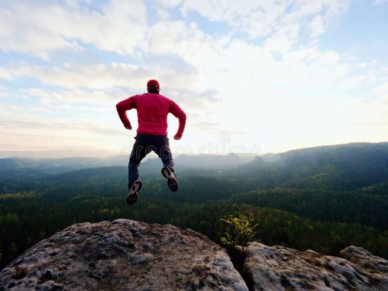 Men on the edge. Running on the edge. мужик высоко прыгал и его стали учить.