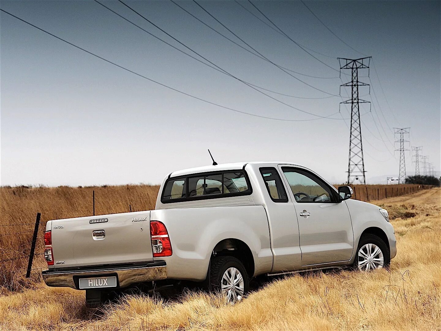 Toyota hilux 11. Тойота хайлюкс технические характеристики. Пикап тойота характеристика. Toyota tacoma x-runner. Тойота hilux single cab.