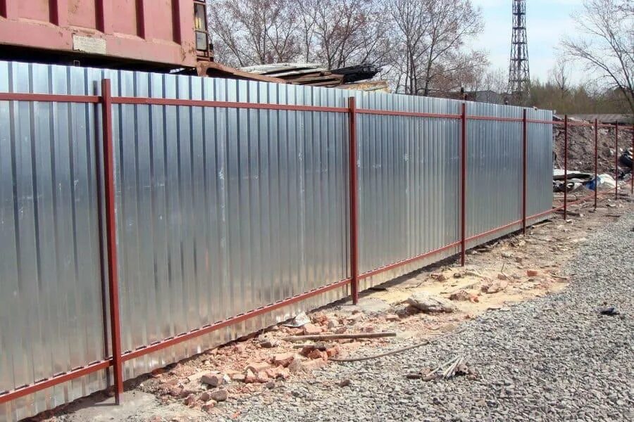 Сколько стоит лист железа на забор. Профлист для забора. Забор с профлиста. Забор из оцинкованного профнастила. Забор из металлического листа.