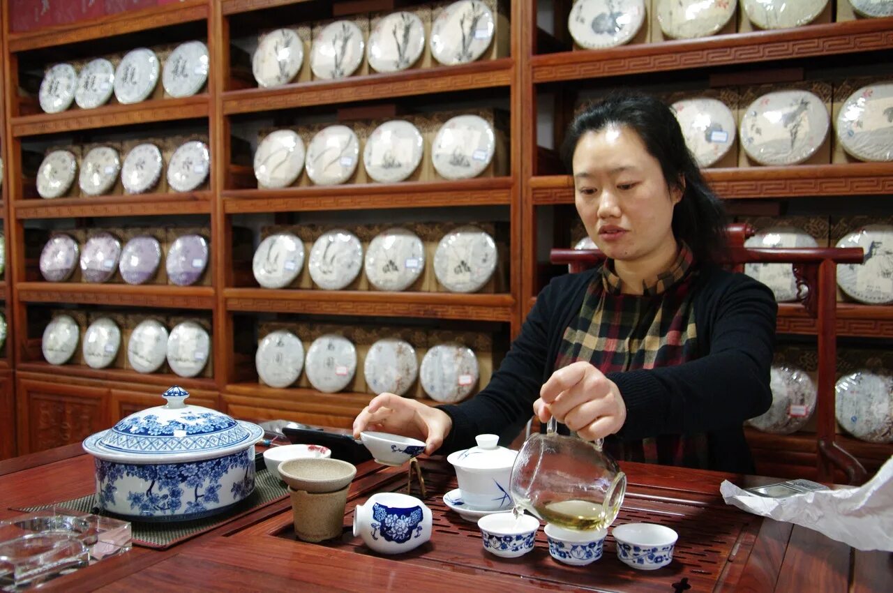 Где купить китайский чай. Чайный рынок в Китае. Рынок чая. Чайная Лавка в Китае. Чайный магазин в Китае.