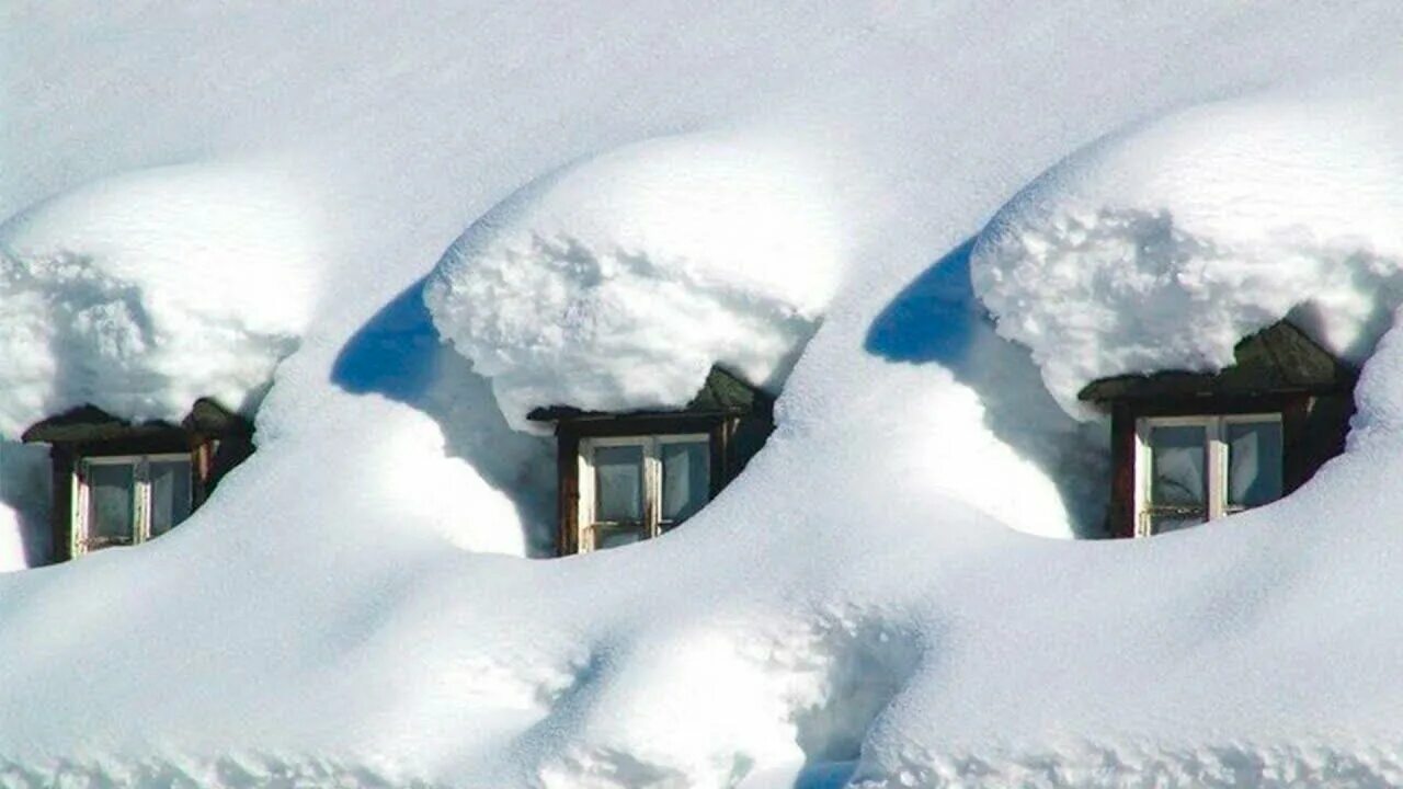 Дом занесло снегом. Много снега в деревне. Дом засыпанный снегом. Снег на крыше. Деревня сугробы