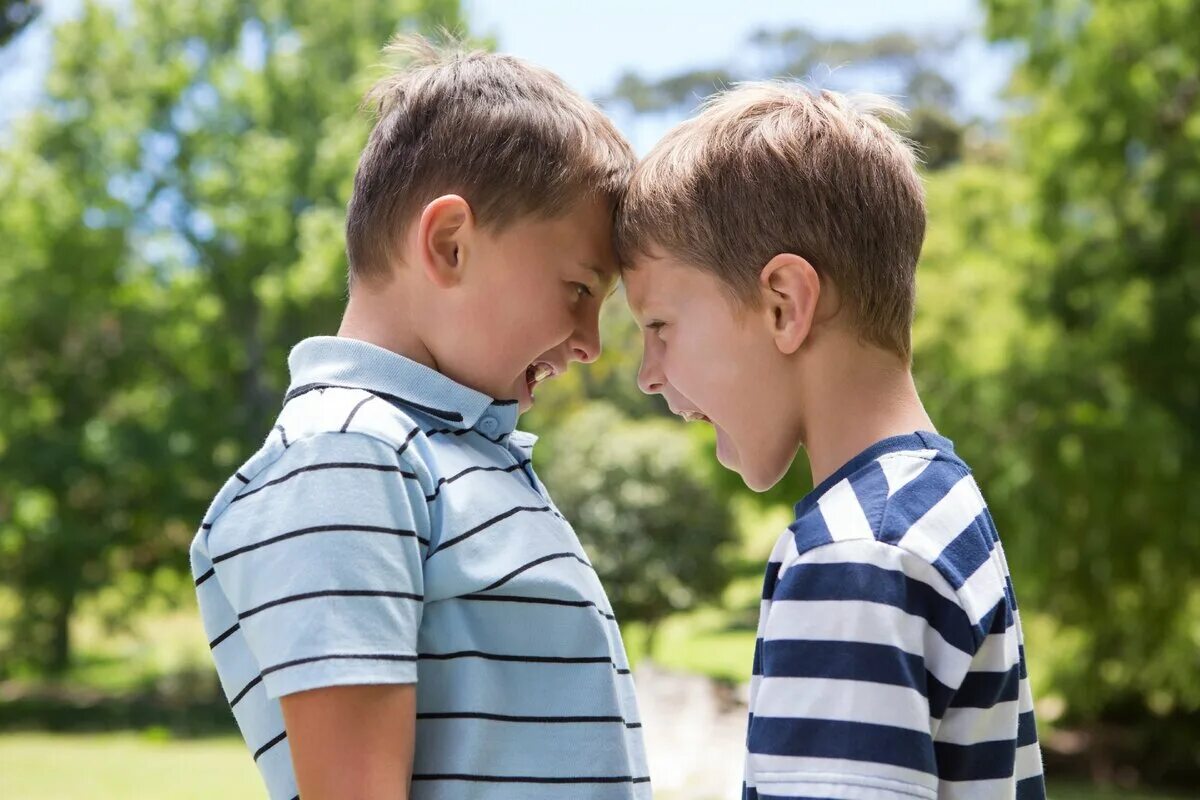 Been is a little boy. Любовь двух мальчиков. Два мальчика спорят. Друзья мальчики. Мальчики ссорятся.