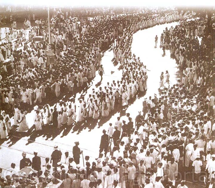 Сатьяграха Махатма Ганди. «Августовская революция» 1942 года в Индии.. Ганди 1919 митинг. Национально-освободительное движение в Индии 20 века.