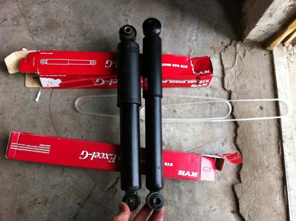 Rfr ghjdthbnm bcghfdyjcnm cnjqeb fvjhnbpfnjhf. Люфт штока амортизатора. Амортизатор с пружиной в машине. Техническое обслуживание амортизаторов автомобиля. Проверить амортизатор.