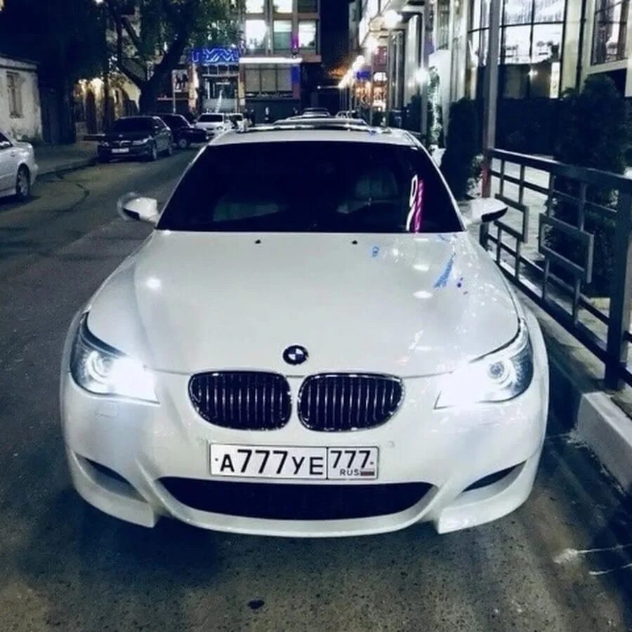 На блатных номерах катит бэха