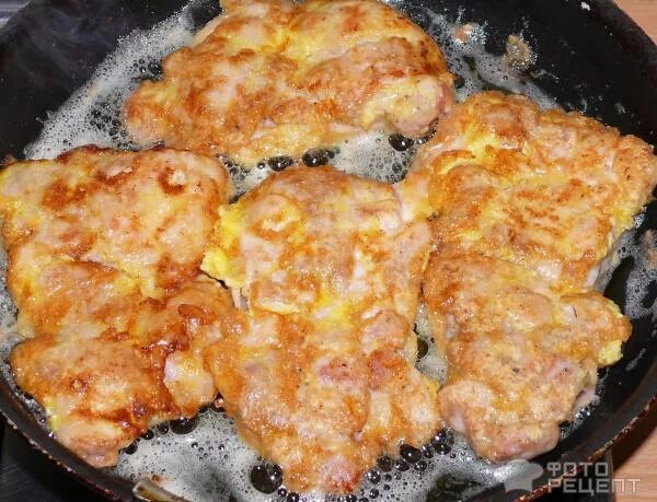 Отбивные из филе курицы в кляре. Куриные отбивные с яйцом и мукой на сковороде. Куриные отбивные в сырном кляре. Отбивные из куриного филе с крахмалом и яйцом на сковороде. Куриные отбивные в яйце на сковороде.